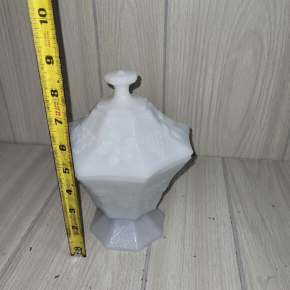 Vtg 40s White Milk Glass Footed Candy Dish W/Lid Grape Desighn Cottagecore - Picture 6 of 7